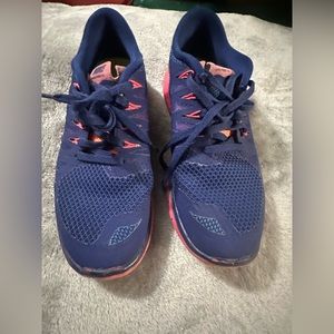Nike athletic tennis shoes size 7 purple pink